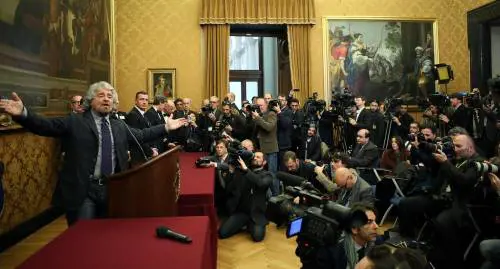 Ora Beppe si "vaffa" da solo. E nel M5S è tutti contro tutti