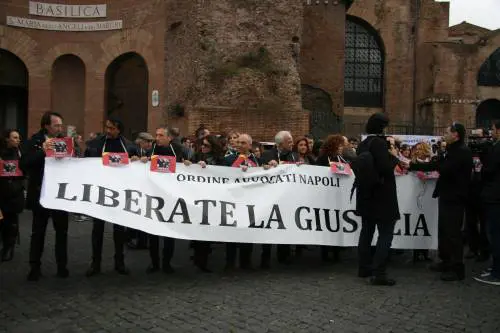 Avvocati in piazza, Di Pietro cerca di cavalcare la protesta ma viene respinto