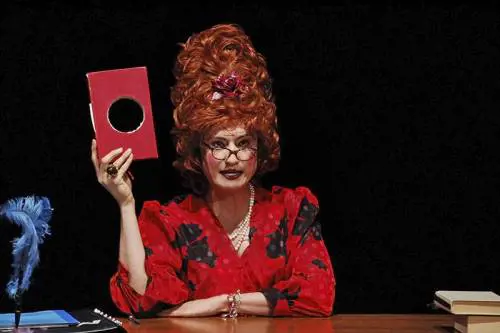 Luxuria: "Voi di destra siete omofobi"