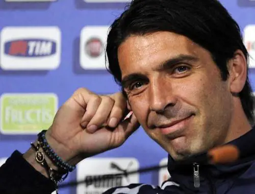Alena, Gigi, Riccardo: triangolo inaspettato "Buffon vive da me"