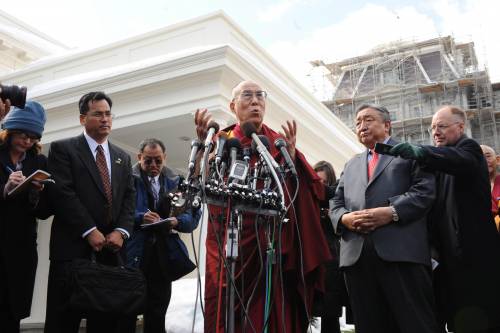 Il Dalai Lama davanti alla Casa Bianca