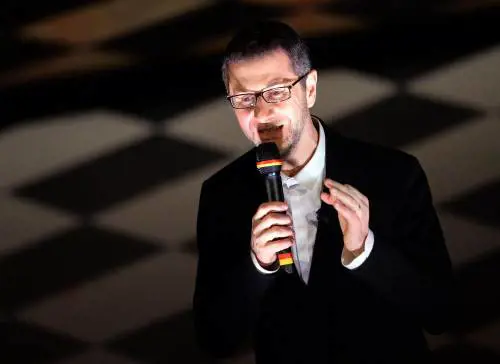 Fabio impallinato dal fuoco amico dei giornali
