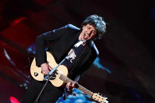 Sinigallia a casa: "La sua canzone non è inedita". Lui: "Non ricorro"