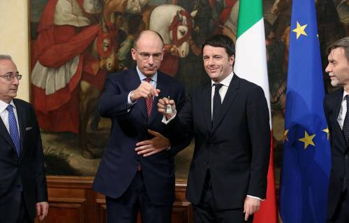 La stretta di mano tra Renzi e Letta. Ed è gelo