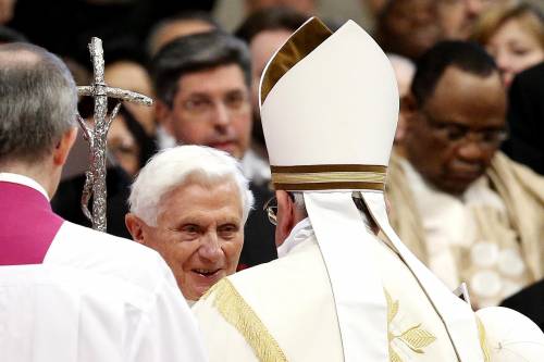 La rivelazione sulle dimissioni di Ratzinger: "Il Cardinal Martini gli consigliò di lasciare"