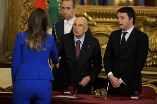 Tacco alto, vestito blu e décolleté: giura la Boschi