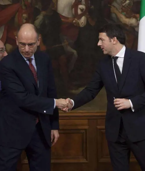 «Ora la ricreazione è finita» Renzi giura e chiama i marò