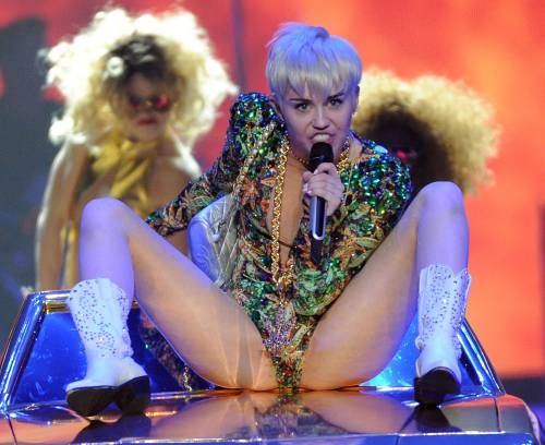 Miley Cyrus incontenibile: sexy-show e nuove love story