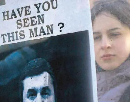 Uno dei manifesti per le strade di Kiev che immortala il deposto presidente Yanukovich sotto la scritta "Avete visto quest'uomo?"