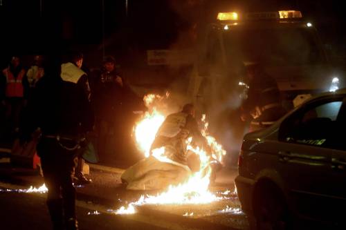 Monza, imprenditore protesta dandosi fuoco