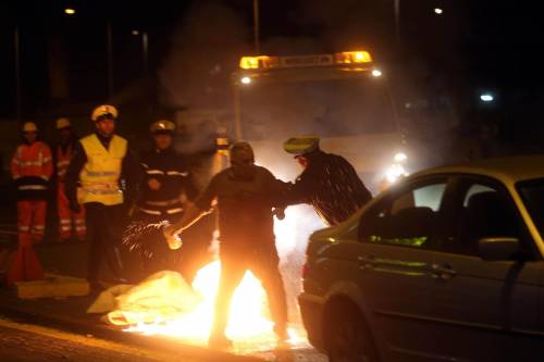 Paura a Monza: ristoratore si dà fuoco per protesta