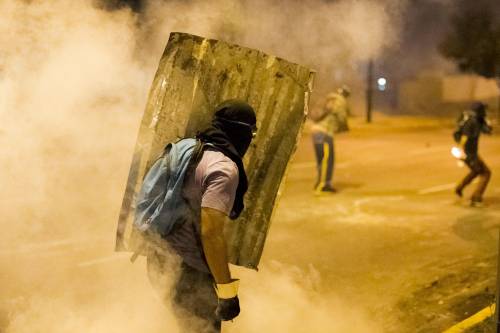 Venezuela nel caos: proteste e morti, le reginette lanciano #MissesPorLaPaz