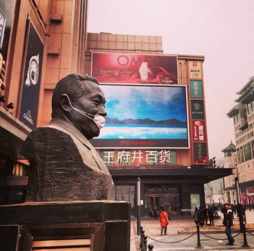 Pechino protesta: maschere anti-smog sulle statue