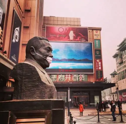 Pechino protesta: maschere anti-smog sulle statue