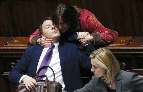 Renzi e il bacio della deputata: chi è la bella misteriosa?