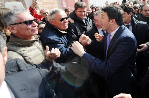 Bagno di folla e qualche contestazione. La prima uscita ufficiale di Renzi 
