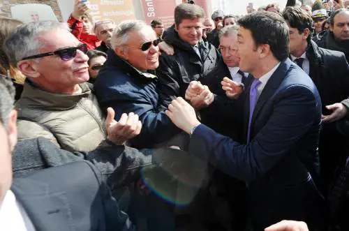 Bagno di folla e qualche contestazione. La prima uscita ufficiale di Renzi