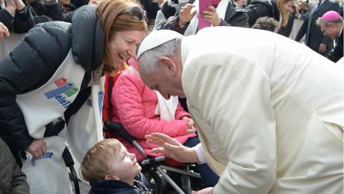 Papa Francesco con il piccolo Lorenzo, il bimbo affetto da una malattia rara, la SMA 2