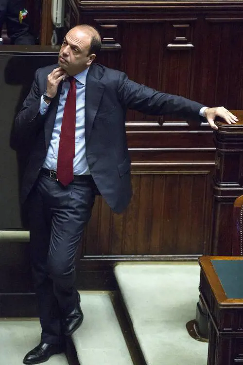 Il finto sacrificio di Alfano, già pronto a incassare