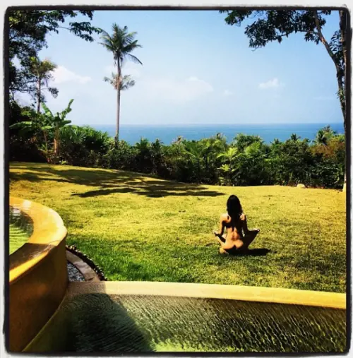 Michelel Rodriguez fa yoga nuda in giardino