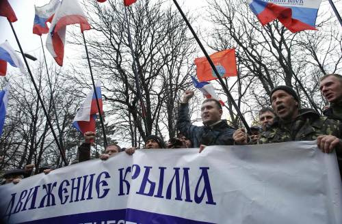 Crimea, i miliziani issano la bandiera della Russia
