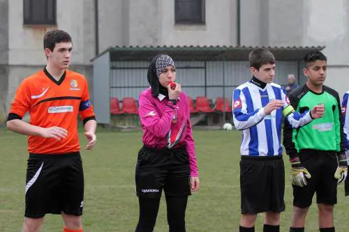 Chahida, il primo arbitro donna con il velo