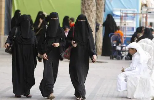 Altro che voto "rosa" a Riad. Niente foto e comizi a metà