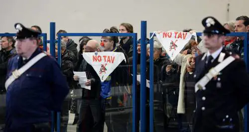 Un momento delle contestazioni al processo di Torino