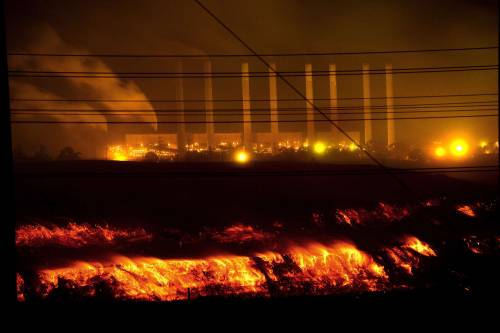 Australia, lo spettacolare incendio della miniera di carbone