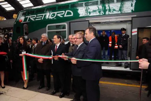Lombardia, champagne sul primo dei 63 nuovi treni