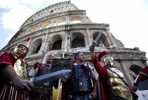 Al Colosseo i centurioni palpano le turiste durante la foto ricordo