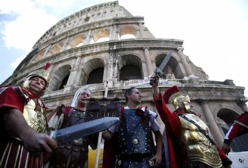 Troupe di una tivù straniera aggredita da centurioni nudi