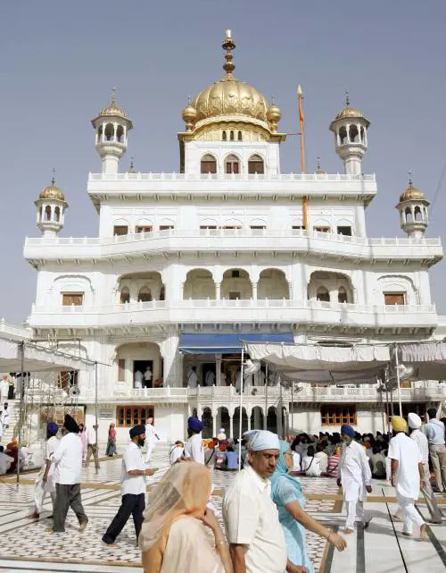 Bevono davanti a un tempio indù: italiani frustati