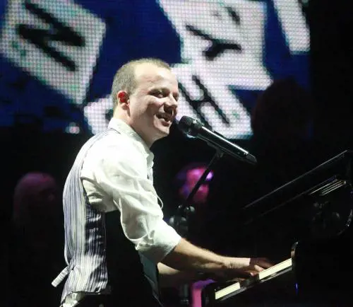 Gigi D'Alessio compra una Mercedes da 500mila euro. Ma non paga le rate