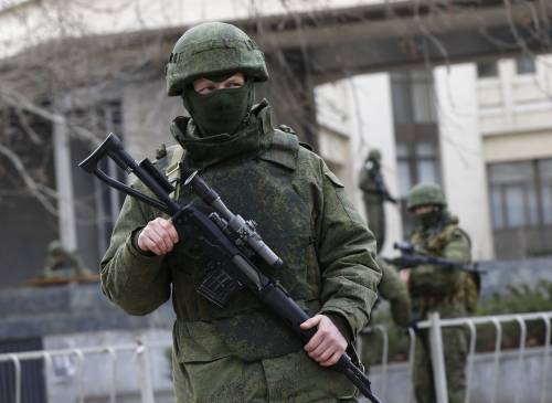 I soldati pattugliano la capitale della Crimea