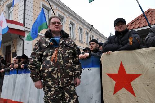 Manifestanti e soldati a Simferopoli