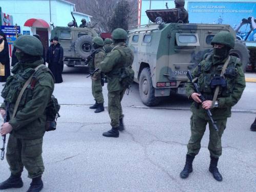 Soldati russi nella città di Balaklava / Fausto Biloslavo