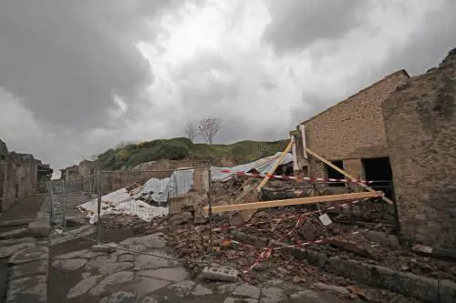 Due crolli negli scavi di Pompei al tempio di Venere e Porta Nocera