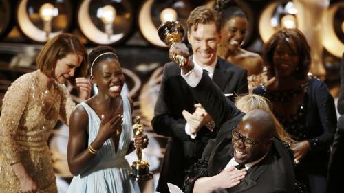 Il regista Steve McQueen festeggia l'Oscar per il miglior film vinto da "12 anni schiavo"