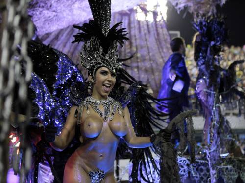 Pazze, colorate e sexy: le foto più belle del carnevale di Rio