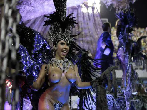 Pazze, colorate e sexy: le foto più belle del carnevale di Rio