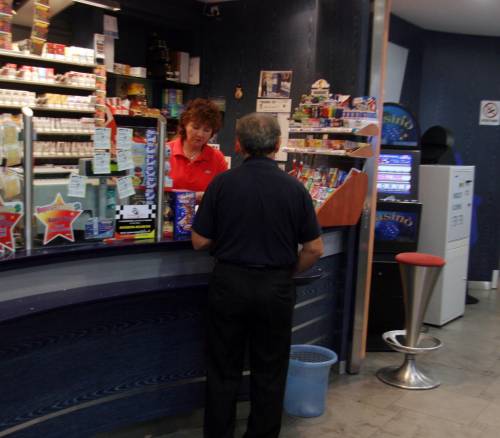 Tasse alte e vendite in calo: i tabaccai fumano di rabbia