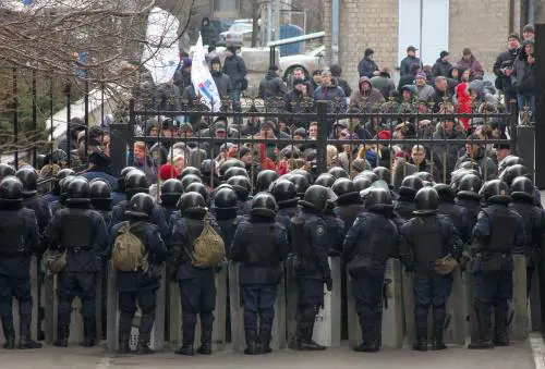 Non solo la Crimea. Filorussi all'assalto in altre città dell'est