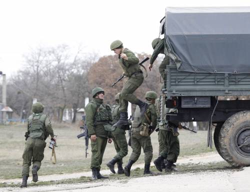 Soldati russi all'aeroporto di Belbek, in Crimea