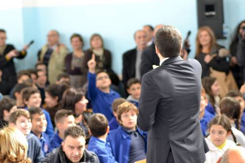 Matteo Renzi con i bambini dalla scuola Salvatore Raiti di Siracusa