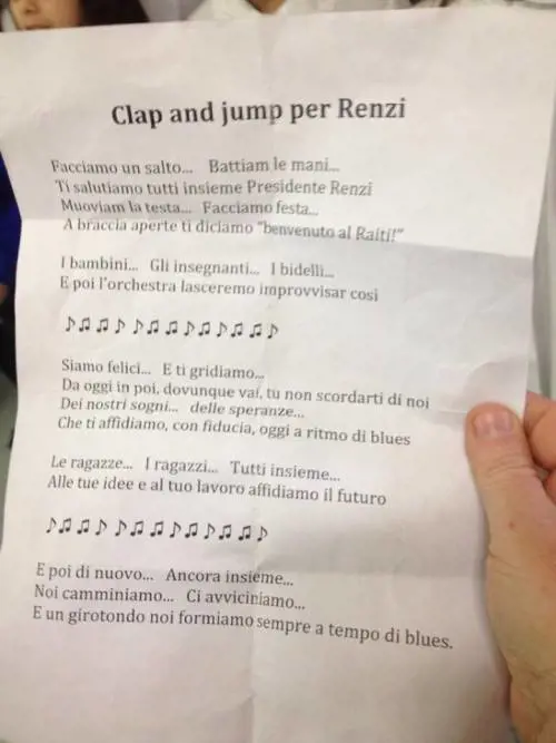 Renzi visita una scuola. E i prof insegnano ai bambini una canzone per lui
