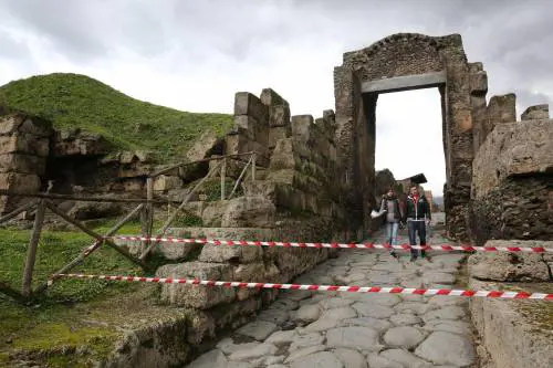Pompei, crolla un altro muro