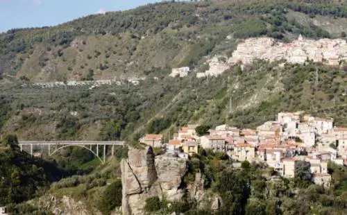Catanzaro, scontro fra treni: sei feriti, gravi due donne