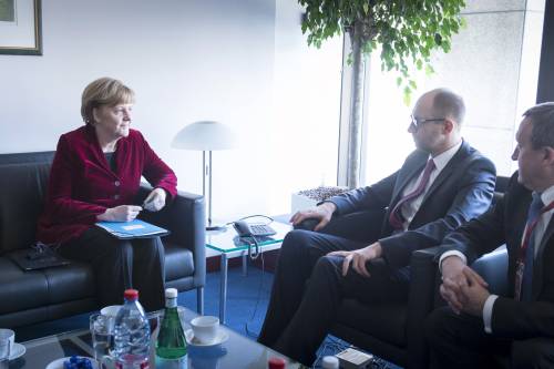 Angel Merkel con il premier ad interim ucraino Arseni Iatseniuk