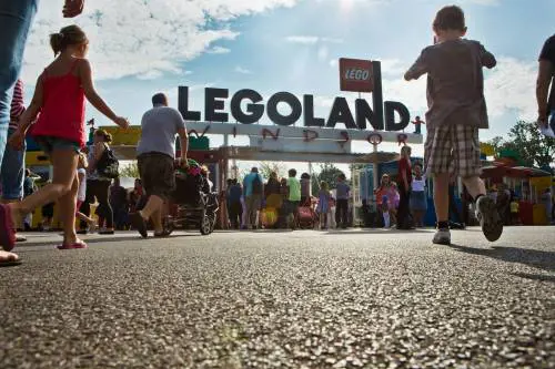 Gb, l'estrema destra va all'attacco dei Lego